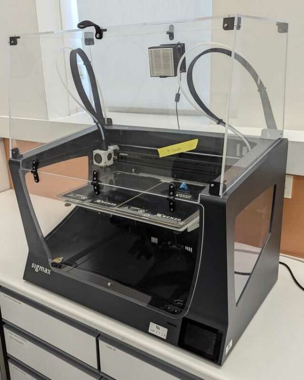 Imprimante 3D BCN3D de marque SIGMAX. 76 x 68 x 44 cm (HS) pour pièces ???  Localisation : 1L11