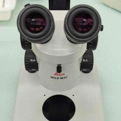 Microscope Wild M3C de marque LEICA. Localisation : 1L11