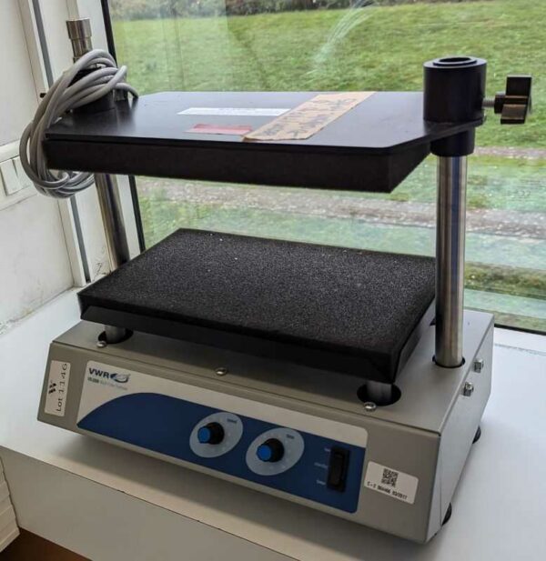 Agitateur de tubes de marque VWR modèle VX 2500. Localisation : 1L10