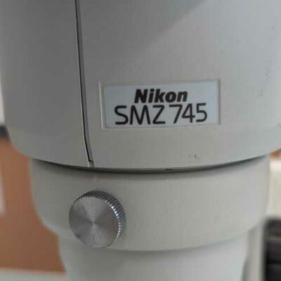 Microscope de marque NIKON modèle SMZ 745. Localisation : 1L8