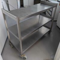 Chariot en inox à 3 niveaux. 90 x 107 x 47 cm. Localisation : 1L7 – Image 2