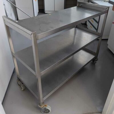Chariot en inox à 3 niveaux. 90 x 107 x 47 cm. Localisation : 1L7