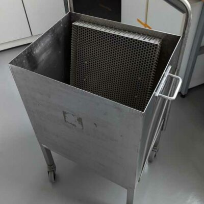 Cuve à litière en inox.  95 x 60 x 43 cm. 2 unités. Vendu avec faculté de réunion. Localisation : 1L7