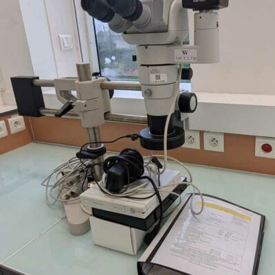Microscope de marque NIKON modèle SMZ800. Localisation : 1L4