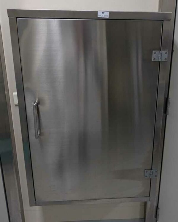 Armoire murale en inox à 1 porte. 106 x 75 x 22 cm. Localisation : 1A