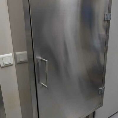 Armoire murale en inox à 1 porte. 106 x 75 x 22 cm. Localisation : 1A