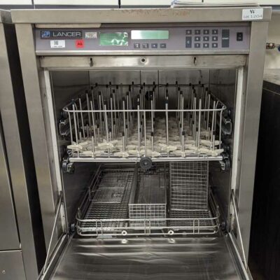 Laveur 910 UP de marque LANCER 148 x 65 x 67 cm. Localisation : 1A
