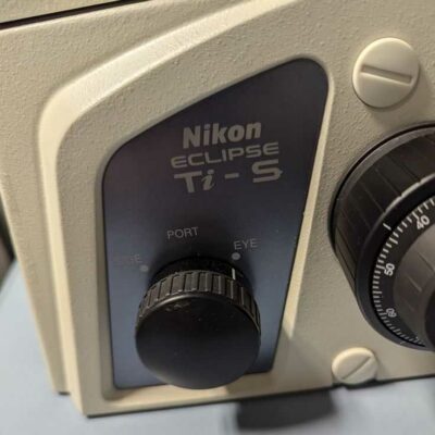 Microscope de marque NIKON modèle Eclipse TI-S. Localisation : OL13