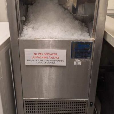 Machine à glace de marque ZIEGRA modèle 70-35, glace pilée. 91 x 46 x 50 cm. Localisation : 0L09