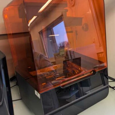 Imprimante laser 3D de marque FORMLABS modèle FORM 3. Localisation : 0L07