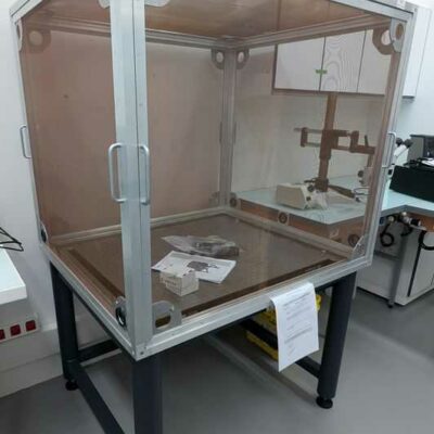 Table anti vibration (noire support) surmontée d’une cage de Faradet. 176 x 94 x 110 cm. Localisation : 1L11