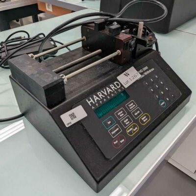 Pousse seringue PHD 2000 de marque HAARVARD APPARATUS. Localisation : 1L11