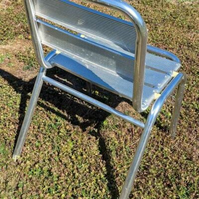 Chaise d’extérieur empilable de marque RODET en aluminium. 72 x 44 x 48 cm. 45 unités. Vendu avec faculté de réunion. Localisation : extérieur, Theta 0t33, Theta 1er cafet