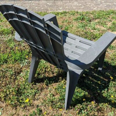 Fauteuil d’extérieur de marque BICA modèle Maryland en plastique gris. 87 x 71 x 80 cm. 5 unités. Vendu avec faculté de réunion. Localisation : extérieur