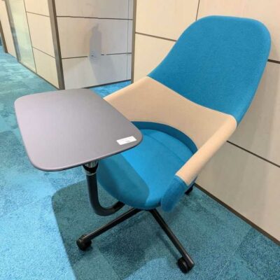 Suite de 12 fauteuils pivotants sur roulettes avec tablette articulée de marque SENATOR recouverts de feutrine bicolore beige et bleu sur piètement en acier laqué noir à 4 branches. 111 x 83 x 67 cm. Localisation : Theta (0T13, 0x08, 0t24, 1t33b, 0T15)