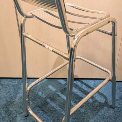 Chaise haute de marque RODET en aluminium.  98 x 41 x 55 cm. Localisation : Theta rdc (0t14b)