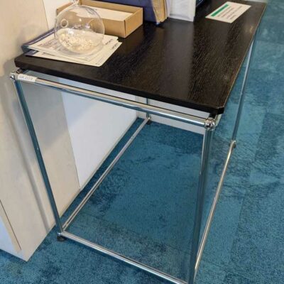 Retour de bureau ou petite table de marque USM HALLER de couleur noire. 74 x 54 x 79 cm. Localisation : Theta 1er (couloir)
