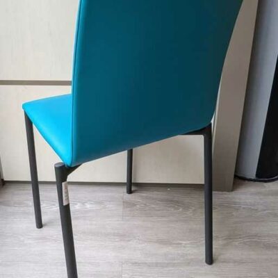 Chaise empilable garnie de simili cuir vert sur un piètement en acier laqué noir. 86 x 45 x 60 cm. 8 unités. Vendu avec faculté de réunion. Localisation : Theta 1er cafet
