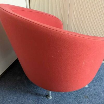 Fauteuil de forme chauffeuse de marque MOROSO recouvert de tissu couleur corail. Localisation : Theta 2eme (2t42)