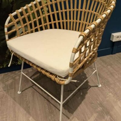 Fauteuil en acier laqué blanc et plastique effet rotin, galette d’assise en tissu blanc 78 x 62 x 52 cm. 2 unités. Vendu avec faculté de réunion. Localisation : Theta 1er cafet
