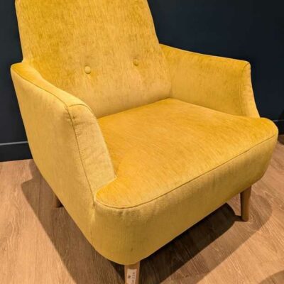Fauteuil de marque SITS modèle Elyot recouvert de tissu couleur jaune moutarde sur 4 pieds en bois naturel. 83 x 72 x 70 cm. Localisation : Theta 1er cafet