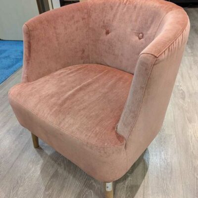 Fauteuil de marque SITS modèle Elyot recouvert de tissu couleur vieux rose sur 4 pieds en bois naturel. 70 x 67 x 70 cm. Localisation : Theta 1er cafet