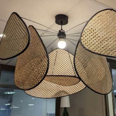 Suspension à 10 panneaux en cannage et tissu noir, tiges en acier laqué noir. 60 x 100 x 100 cm. Localisation : Theta 1er cafet