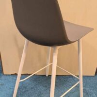 Chaise haute de marque CRASSEVIG modèle Pola Light, coque en plastique gris reposant sur un piètement en acier laqué blanc avec repose pied. 102 x 45 x 48 cm. 6 unités. Vendu avec faculté de réunion. Localisation : Theta 1er cafet – Image 2