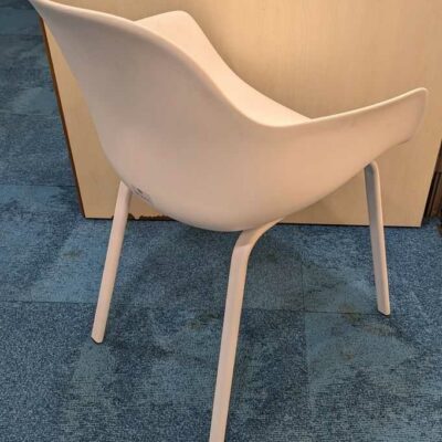 Fauteuil de marque CRASSEVIG modèle Pola Round coque en plastique blanc, piètement en acier laqué blanc. 82 x 56 x 50 cm. 4 unités. Vendu avec faculté de réunion. Localisation : Theta 1er cafet