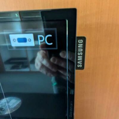 Moniteur 32 pouces de marque SAMSUNG modèle DB32E, avec attache murale. Localisation : Canada 1er (2b03)