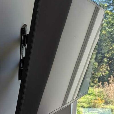 Moniteur 46 pouces de marque SAMSUNG modèle LH46MECPLGC/EN, avec attache murale articulée. Localisation : Canada rdc haut (1c06)