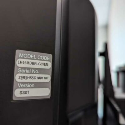 Moniteur 46 pouces de marque SAMSUNG modèle LH46MDBPLGC/EN, sur pied. Localisation : Theta rdc (0t07)
