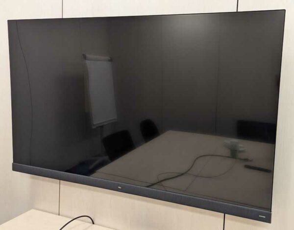 Moniteur de marque TCL, Diagonale 165 cm, avec enceinte JBL intégrée. Localisation : Theta 1er (cafet)