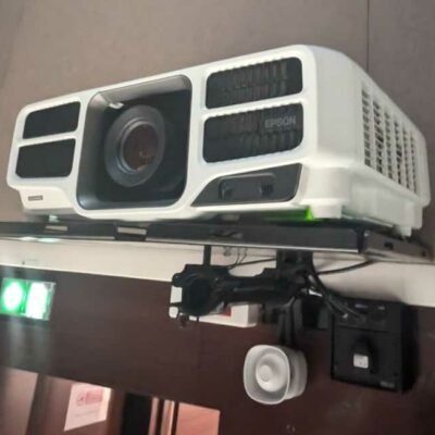 Vidéoprojecteur de marque EPSON modèle H7338 avec son support mural. Localisation : amphi