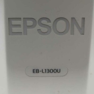 Vidéoprojecteur de marque EPSON modèle EB-L1300U. Localisation : Régie