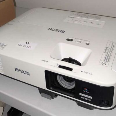 Vidéoprojecteur de marque EPSON modèle EB2265U. Localisation : stock régie