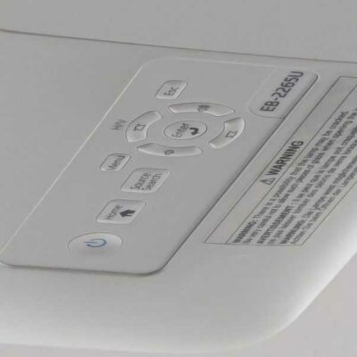 Vidéo projecteur de marque EPSON modèle EB-2265U avec attache plafonnier. Localisation : Canada rdc haut (1c06)