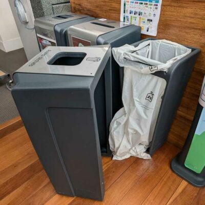Lot de 3 poubelles de marque GREENOFFICE modèle Easy collect. 85 x 41 x 33 cm. 2 unités. Vendu avec faculté de réunion. Localisation : Canada 1er, Theta 2eme
