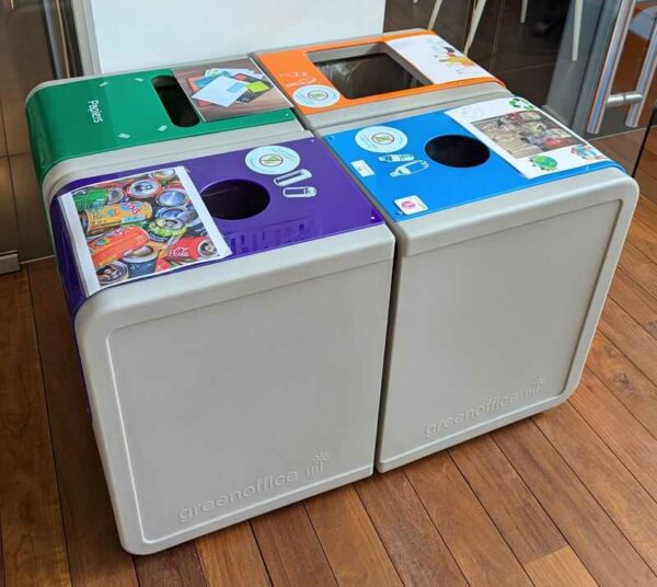 Lot de 4 poubelles de marque GREENOFFICE. 63 x 38 x 50 cm. 2 unités. Vendu avec faculté de réunion. Localisation : Canada hall, cafet bas