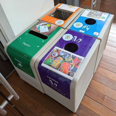 Lot de 4 poubelles de marque GREENOFFICE. 63 x 38 x 50 cm. 2 unités. Vendu avec faculté de réunion. Localisation : Canada hall, cafet bas
