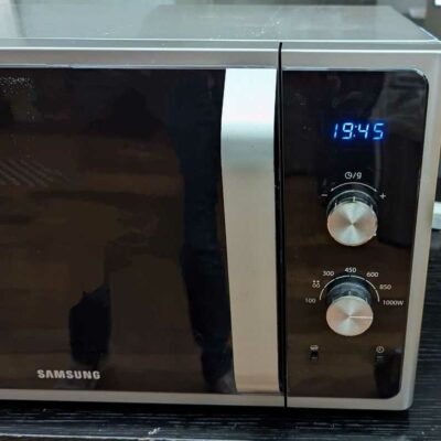 Micro ondes 1000 W de marque SAMSUNG. 29 x 52 x 43 cm. Localisation : Canada cafet bas