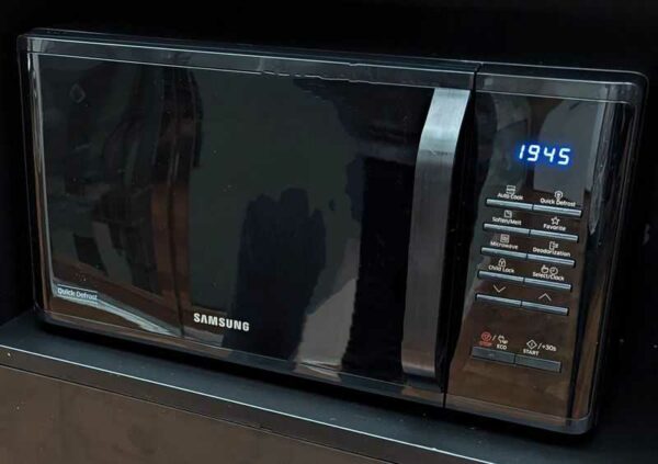 Micro ondes 800 W de marque SAMSUNG. Localisation : Canada cafet bas