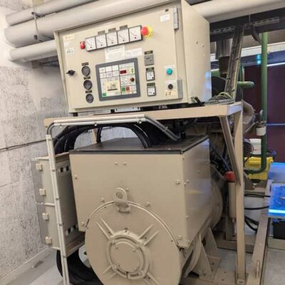 Groupe électrogène 630 KVA sur châssis. Moteur V12 de marque CUMMINS modèle VTA-28-G5. 161 heures au compteur. Refroidissement à eau perdue. Année 1995. Entretien mensuel. On y joint une cuve à fuel journalière de 300 litres. Localisation : Canada rdc bas