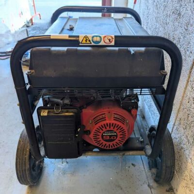 Groupe électrogène mobile 4,5 KVA de marque SDMO modèle SH 4000. Moteur de marque HONDA modèle GX270. Réservoir 5,3 litres. Autonomie 2,5 heures. Localisation : Canada rdc bas