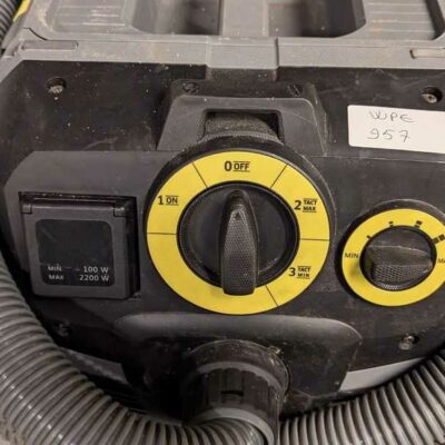 Aspirateur eau et poussière de marque KARCHER, 2200W. Localisation : Canada rdc bas