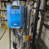 Système d'adoucisseur d'eau de marque PERMO modèle Pilot 7000 comprenant 2 adoucisseurs modèle 7075 A4X. Sur châssis et structure métallique. 200 x 220 x 80 cm. On y joint 2 bacs à sel. Localisation : Canada rdc bas – Image 2