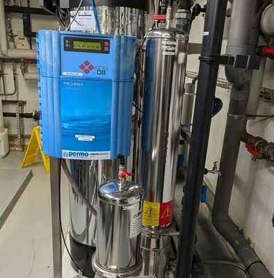Système d’adoucisseur d’eau de marque PERMO modèle Pilot 7000 comprenant 2 adoucisseurs modèle 7075 A4X. Sur châssis et structure métallique. 200 x 220 x 80 cm. On y joint 2 bacs à sel. Localisation : Canada rdc bas