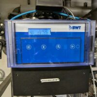 Système d'adoucisseur d'eau de marque PERMO modèle Pilot 7000 comprenant 2 adoucisseurs modèle 7075 A4X. Sur châssis et structure métallique. 200 x 220 x 80 cm. On y joint 2 bacs à sel. Localisation : Canada rdc bas – Image 3