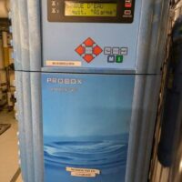 Système d'adoucisseur d'eau de marque PERMO modèle Pilot 7000 comprenant 2 adoucisseurs modèle 7075 A4X. Sur châssis et structure métallique. 200 x 220 x 80 cm. On y joint 2 bacs à sel. Localisation : Canada rdc bas – Image 4