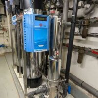 Système d'adoucisseur d'eau de marque PERMO modèle Pilot 7000 comprenant 2 adoucisseurs modèle 7075 A4X. Sur châssis et structure métallique. 200 x 220 x 80 cm. On y joint 2 bacs à sel. Localisation : Canada rdc bas – Image 5